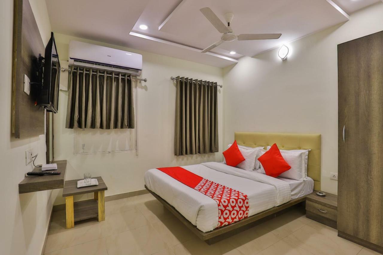 Oyo 26999 Hotel Sg Ahmedabad Exterior foto