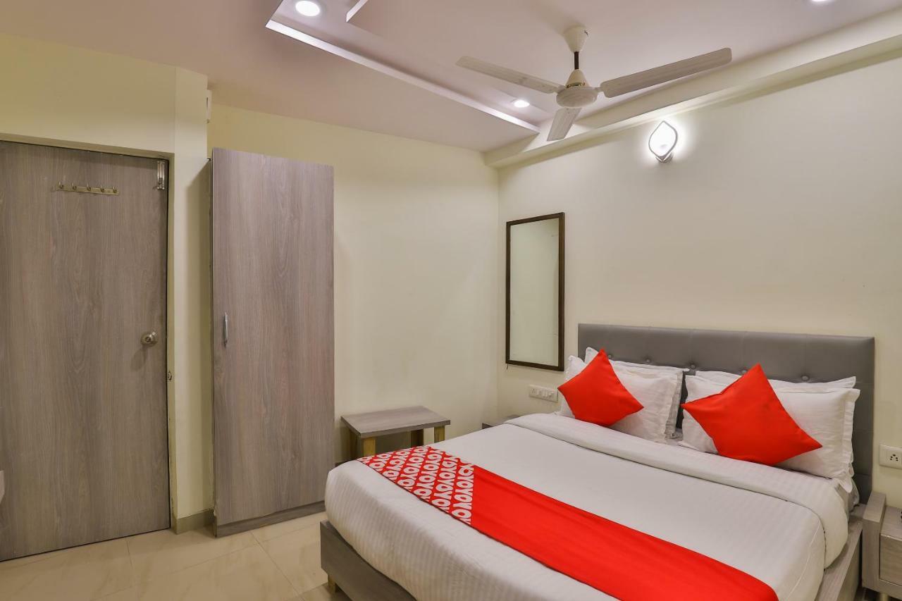 Oyo 26999 Hotel Sg Ahmedabad Exterior foto
